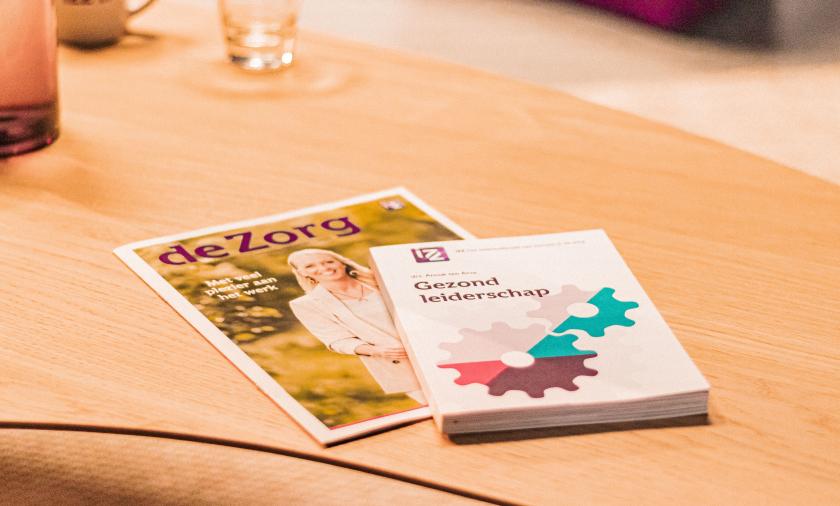 Het Magazine de Zorg ligt op een tafel.