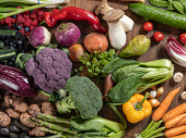 Allemaal verschillende soorten verse groenten, zoals wortels, paprika, ui, komkommer en aubergine.