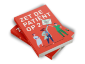 Twee boeken schuin op elkaar gestapeld met oranje cover waarop staat zet de patiënt op 2.