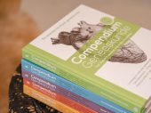 Stapel boeken op een tafeltje