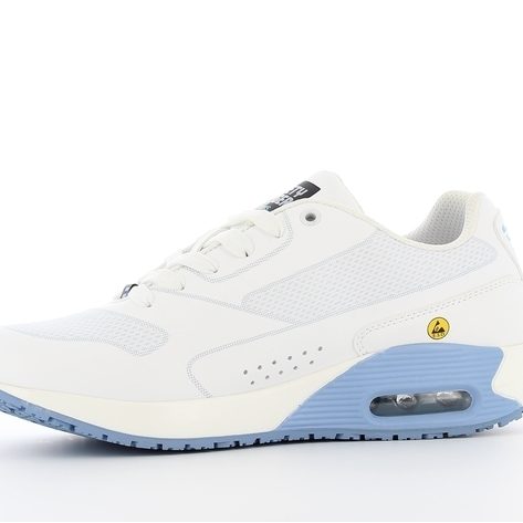 Witte sneakers met een licht blauwe zool.
