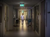 Zorgmedewerker loopt door ziekenhuisgang