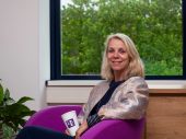 Vrouw paarse stoel