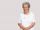 Oudere vrouw in wit t shirt