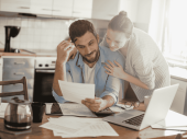 man vrouw administratie tafel
