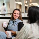 afbeelding zorgmedewerker aan de koffie met collega